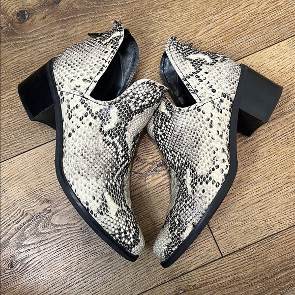 Blondo Eliza Snake Print Booties Size 8.5M - Picture 4 of 9